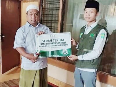 Bantu Cegah Covid-19, LAZISNU Jombang Bagikan Gel Pembersih Tangan Ke Pesantren