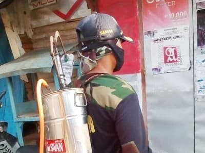 Lawan Covid-19, Ansor Magetan Adakan Penyemprotan Mandiri