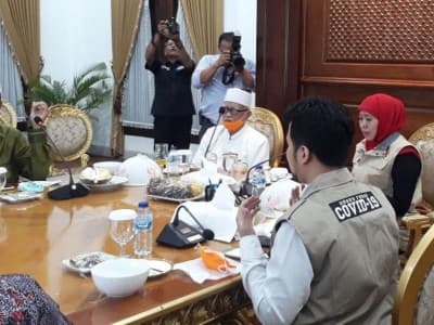 Cegah Corona, Gubernur Jawa Timur Minta Doa Sejumlah Kiai