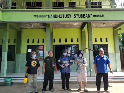 Tanggulangi Covid-19, NU Mejobo Kudus Semprotkan Disinfektan ke Masjid Se-Kecamatan