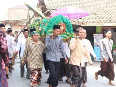 Tata Cara Mengiringi Jenazah