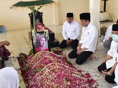 Berbaju Putih, Presiden Jokowi Antarkan Ibunda Ke Peristirahatan Terakhir