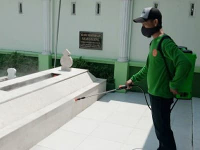 Cegah Covid-19, Kawasan Makam Mbah Wahab Disemprot Pakai Disinfektan