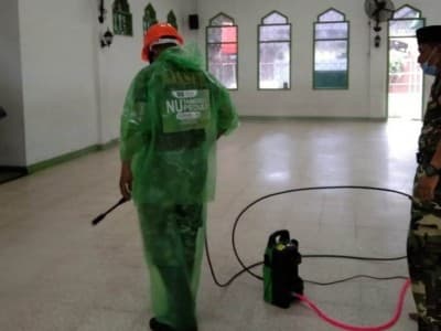 NU Peduli Semprotkan Disinfektan di IIQ Tangsel