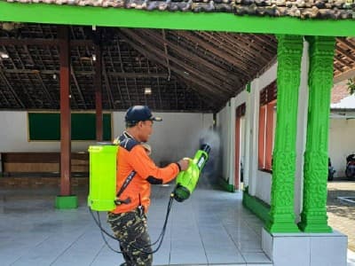 Banser di Jombang Keliling Desa Semprot Tempat Ibadah dengan Disinfektan