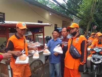 Peduli Dampak Corona, Anggota Banser Jakarta Bagikan Lontong Sayur