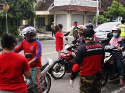 Pastikan Covid-19 Tidak Menyebar, Banser Ponorogo Jaga Perbatasan