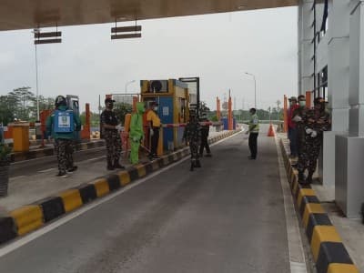 Giliran Stasiun Kereta Api dan Pintu Keluar Tol Pasuruan Disemprot Disinfektan