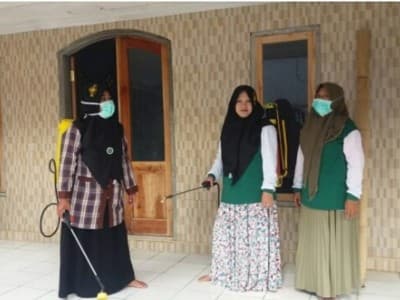 MWCNU Ledokombo Jember Guyur Disinfektan, Fatayat Ikut Pikul Tangki Semprot