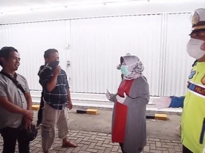 Cegah Covid-19, Bupati Tegal Pantau Kesehatan Pemudik di Tapal Batas