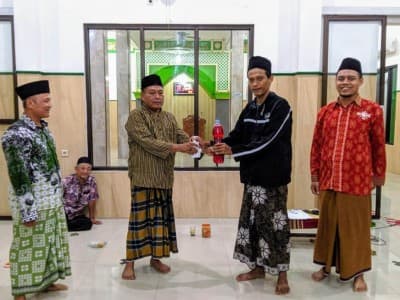 Cegah Covid-19, Ansor Wangandalem Brebes Donasikan Sabun Cuci Tangan