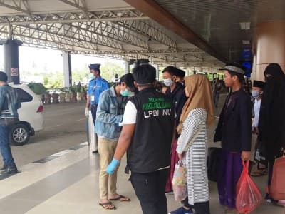 Sambut Santri Pulang, NU Kalbar Cek Kesehatan di Bandara