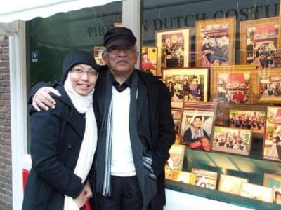 Bantu Korban Corona, Ienas Tsuroiya Lelang Lukisan Gus Mus dan Blangkon Suaminya