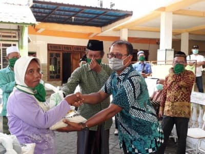 LAZISNU Jember Menyemprotkan Disinfektan Plus Bagi Sembako