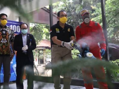 Korban PHK Dilibatkan Penyemprotan Disinfektan di Pulogadung