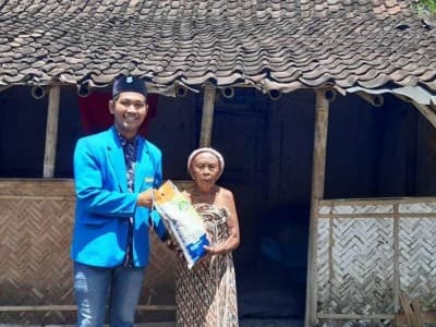 Antisipasi Dampak Darurat Covid-19, PMII Jember Bagikan Beras