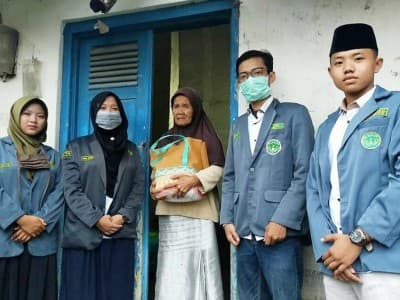 Pandemi Covid-19, Pelajar NU Kabupaten Tegal Bagikan Paket Sembako untuk Warga Terdampak