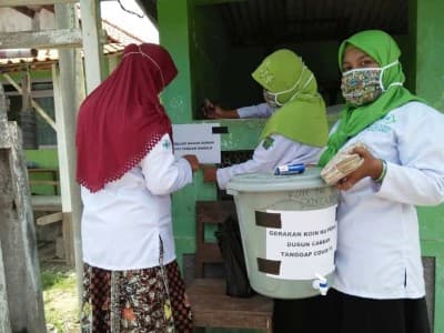 LAZISNU Nganjuk Bagikan Ember Cuci Tangan Cegah Covid-19