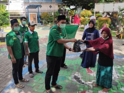Tak Ketinggalan, Ansor Pulau Seribu Salurkan Sembako untuk Warga