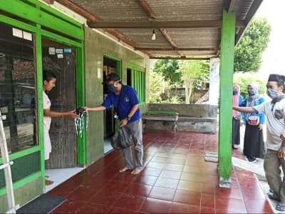 Kader PMII Jombang Bagikan Ratusan Masker ke Rumah Warga