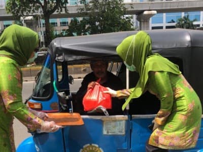 Muslimat NU Bagi Sembako dan Masker untuk Ringankan Beban Dampak Covid-19