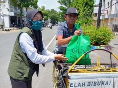 Ringankan Beban Warga, LAZISNU Kota Madiun Bagikan Bingkisan