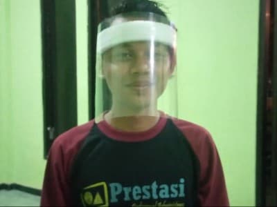 Kreativitas IPNU-IPPNU Lamongan Buat Pelindung Wajah untuk Tenaga Medis Covid-19
