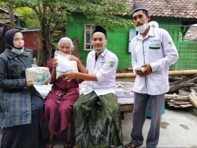 LAZISNU Kabupaten Kediri Bagikan Paket Sembako di Zona Merah