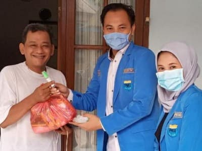 PMII Ciputat Bagikan Sembako dari Pintu ke Pintu