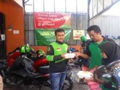 LAZISNU Lowokwaru Malang Bagikan Nasi untuk Sopir Ojol