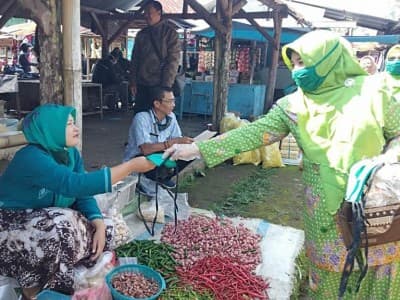 Muslimat NU Tegal Bagikan 10 Ribu Masker kepada Pedagang Pasar Tradisional