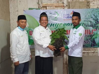 Tingkatkan Ekonomi Warga, LAZISNU Kendal Beri Bantuan Bibit Vanili
