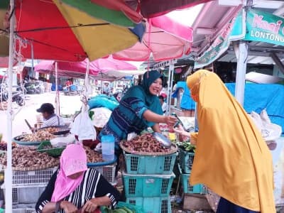 Cegah Penyebaran Covid-19 di Pasar, LAZISNU Lampung Bagikan Masker dan Hand Sanitizer