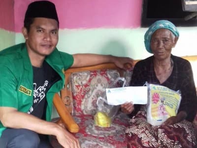 Ringankan Beban Warga, Ansor di Bekasi Bagikan Sembako