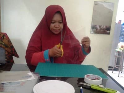 Manfaatkan Waktu di Rumah, Perempuan Ini Bantu Perjuangan Dokter