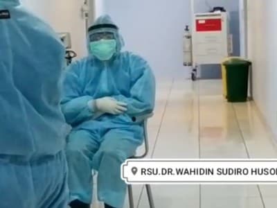 Viral, Tenaga Medis di Mojokerto Shalat Sambil Duduk Pakai APD Lengkap