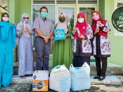 Turut Prihatin Covid-19, Fatayat NU Rembang Bagikan APD dan Sembako
