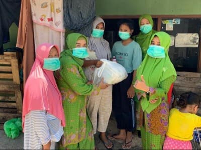 Muslimat NU Semarang Bagikan 100 Paket Sembako untuk Warga Terdampak Corona