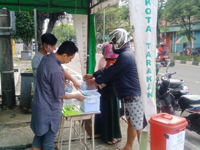 Di Kota Tarakan, LAZISNU Bagikan Sabun Cuci Tangan Gratis