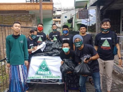 Dari Rumah ke Rumah, Ansor Kebonsari Malang Bagikan Sembako