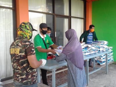 NU Bawean Bagikan Ratusan Sembako dan Ribuan Masker pada Warga