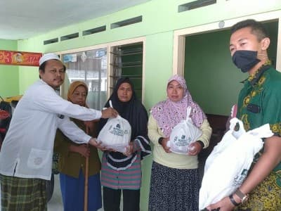 Tangis Bahagia Warga Kota Probolinggo Terima Paket Sembako