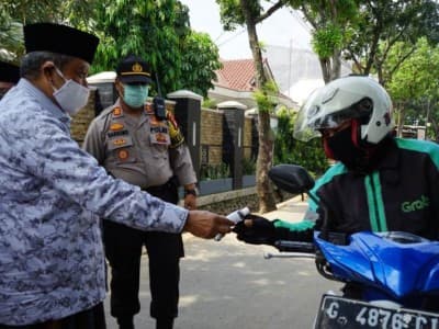 Ketum PBNU Turun Langsung Bagikan Hand Sanitizer dan Sembako