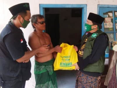Giliran Warga Difabel Terima Sembako dari NU Kota Pasuruan 