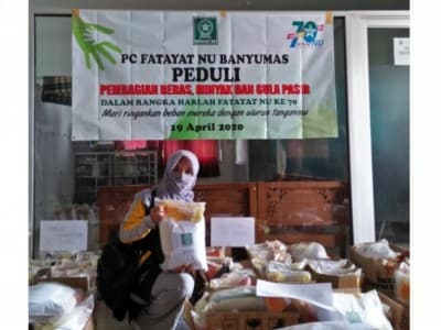Fatayat NU Banyumas Beri Bantuan untuk Warga Terdampak Covid-19