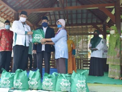 Sumringahnya Warga Terdampak Covid-19 Saat NU Banyumas Bagikan Sembako