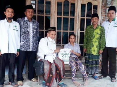 Senyum Astuti Penyandang Disabilitas Saat Terima Bantuan LAZISNU Kendal