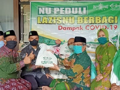 Bantu Terdampak Covid-19, NU Tegal Bagi-bagi Beras ke Warga