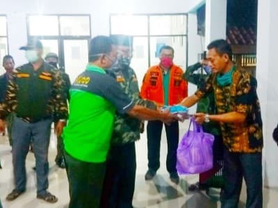 NU Kabupaten Tegal Berikan Sembako ke Warga Isolasi Covid-19