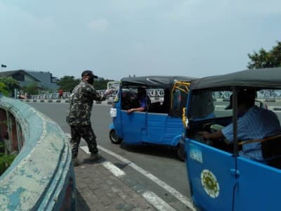 Ansor Jakut Bagikan Makan Siang di Jalanan